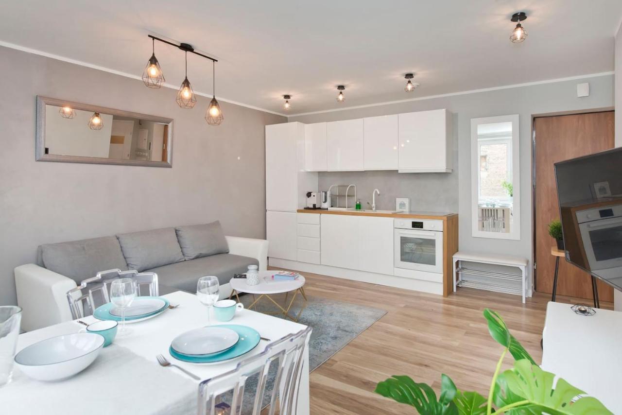 Stay Hip In Vibrant Centrally Located Apartment In Old Town Danzica Esterno foto